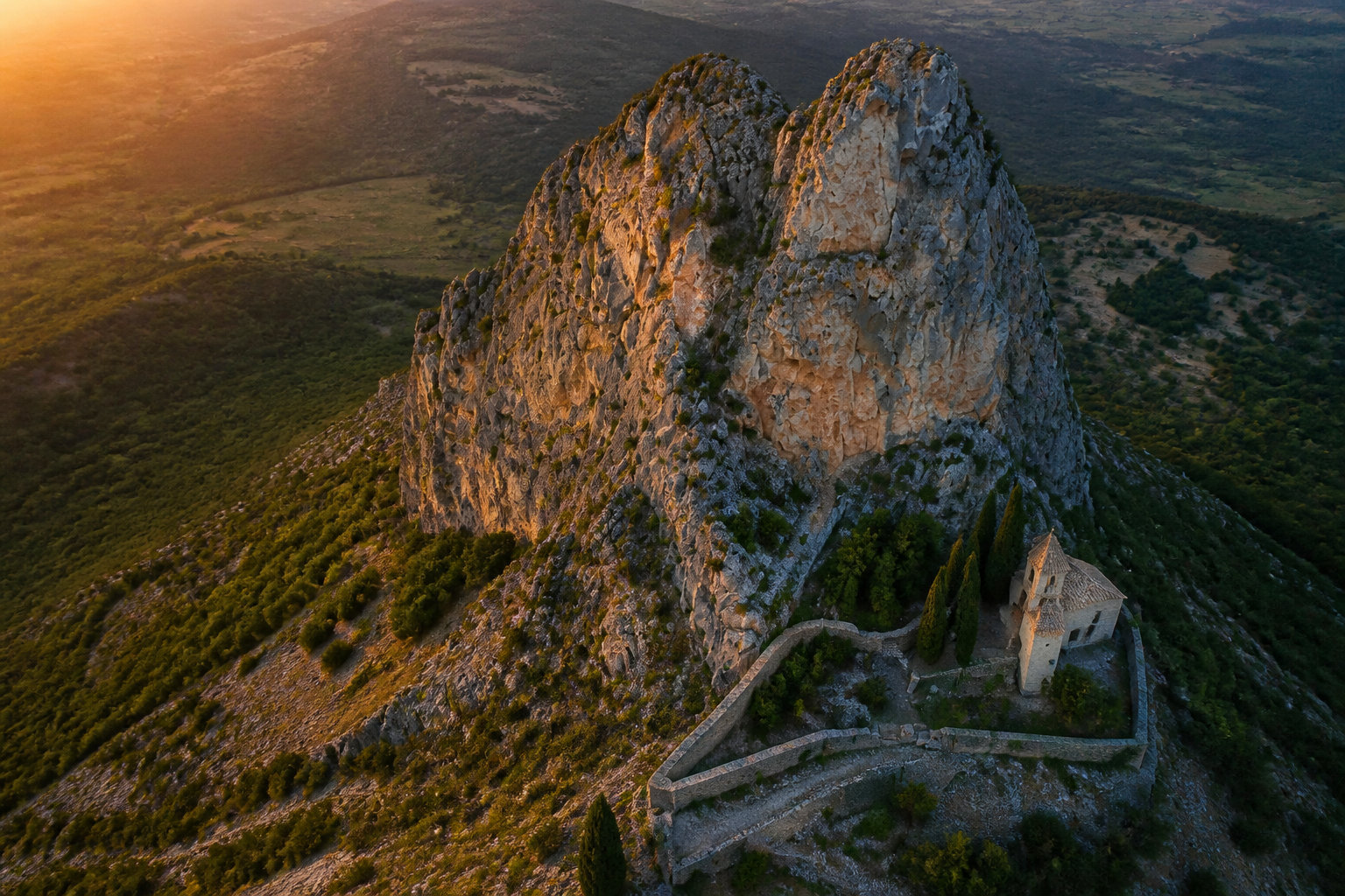 L'ascension vers la chapelle et le mystère de l'étoile suspendue