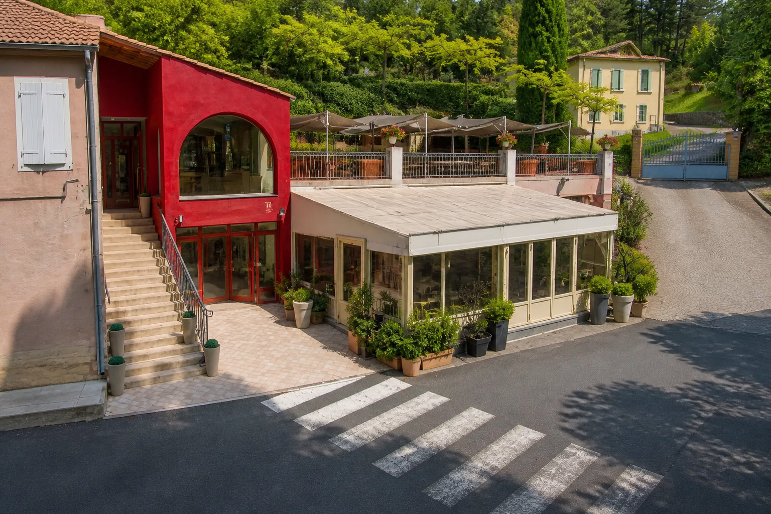 La Bonne Auberge : charme authentique face aux falaises