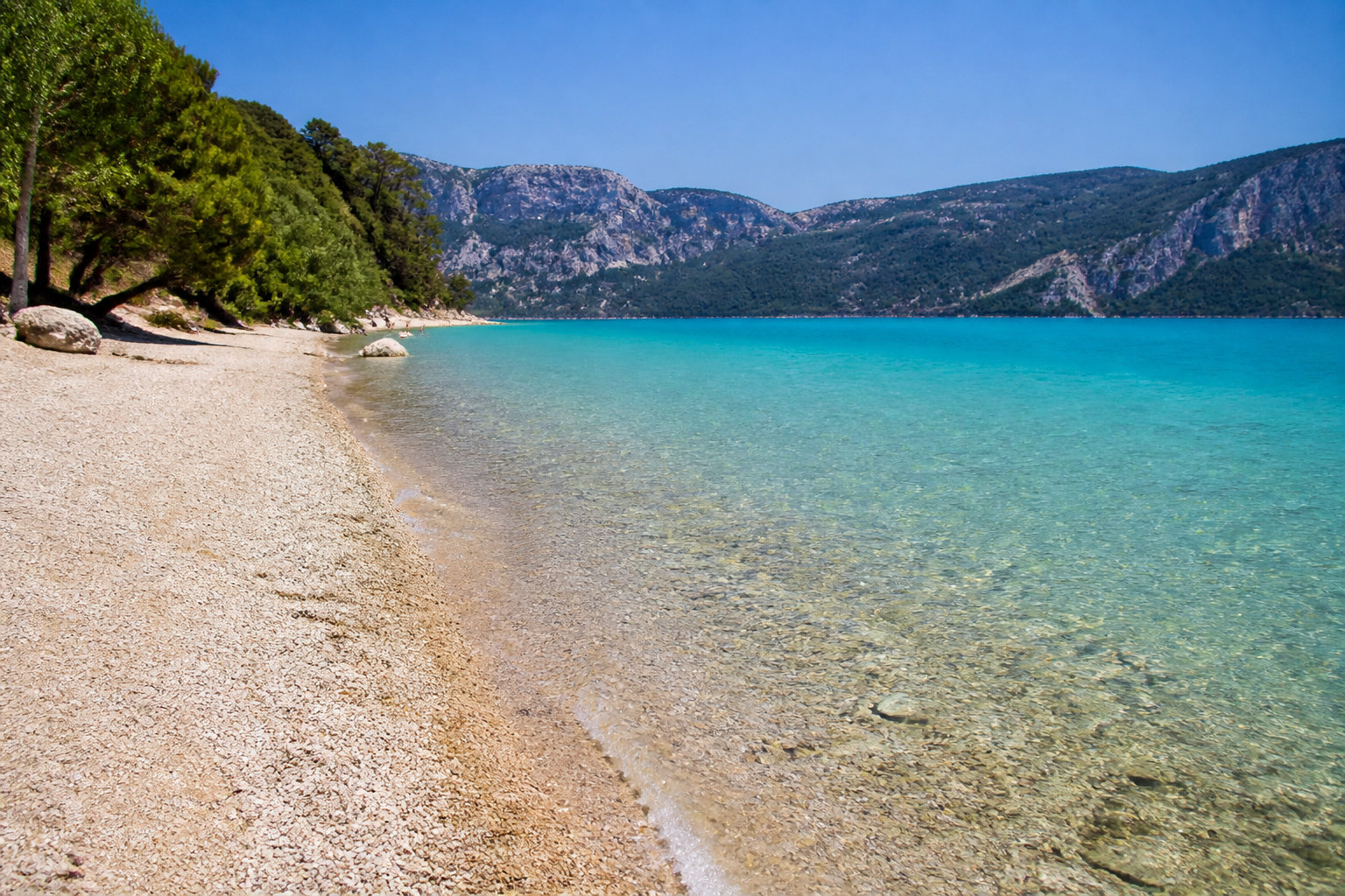 La baignade et la détente sur les rives des lacs