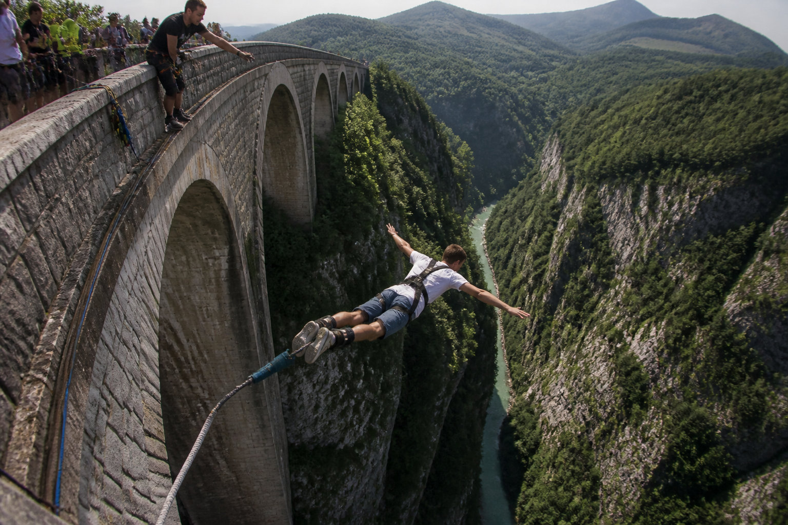 Le saut à l'élastique depuis le pont de l'Artuby