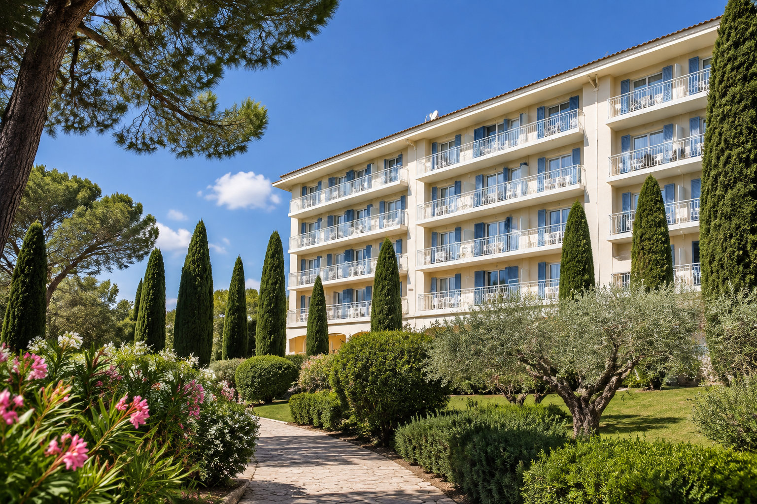 L’hôtel Le Verdon entouré de pins et de cyprès dans son parc arboré à Gréoux-les-Bains.
