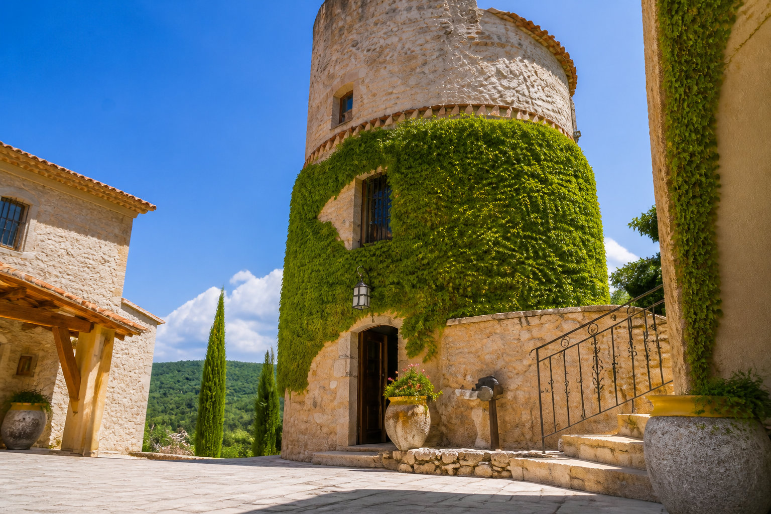 La Tour d'Enguerne à Montmeyan