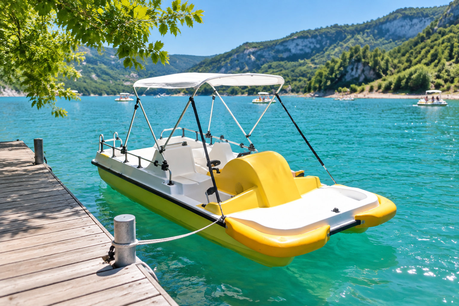 Un pédalo jaune et blanc est amarré à un ponton en bois sur un lac turquoise, au pied de collines boisées.